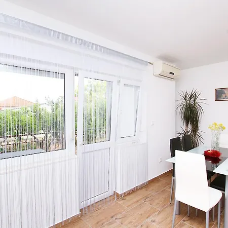 Apartment Anica *